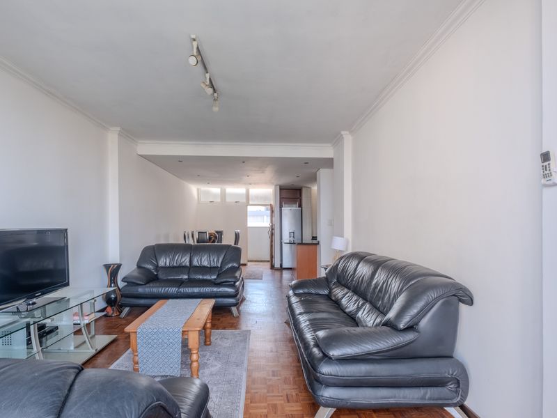 Stylish 2 Bedroom Apartment with Sea Views - Photo 3