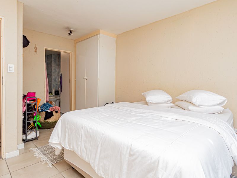 Modern Ground Floor Living – Ideal Lock-Up-and-Go in Central Randburg! - Photo 9