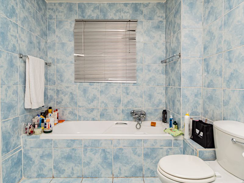 Modern Ground Floor Living – Ideal Lock-Up-and-Go in Central Randburg! - Photo 10