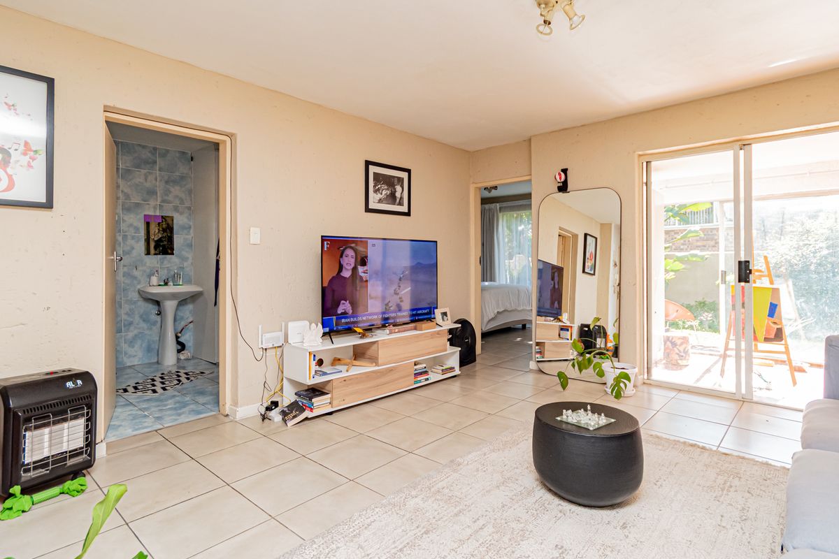 Modern Ground Floor Living – Ideal Lock-Up-and-Go in Central Randburg! - Photo 3