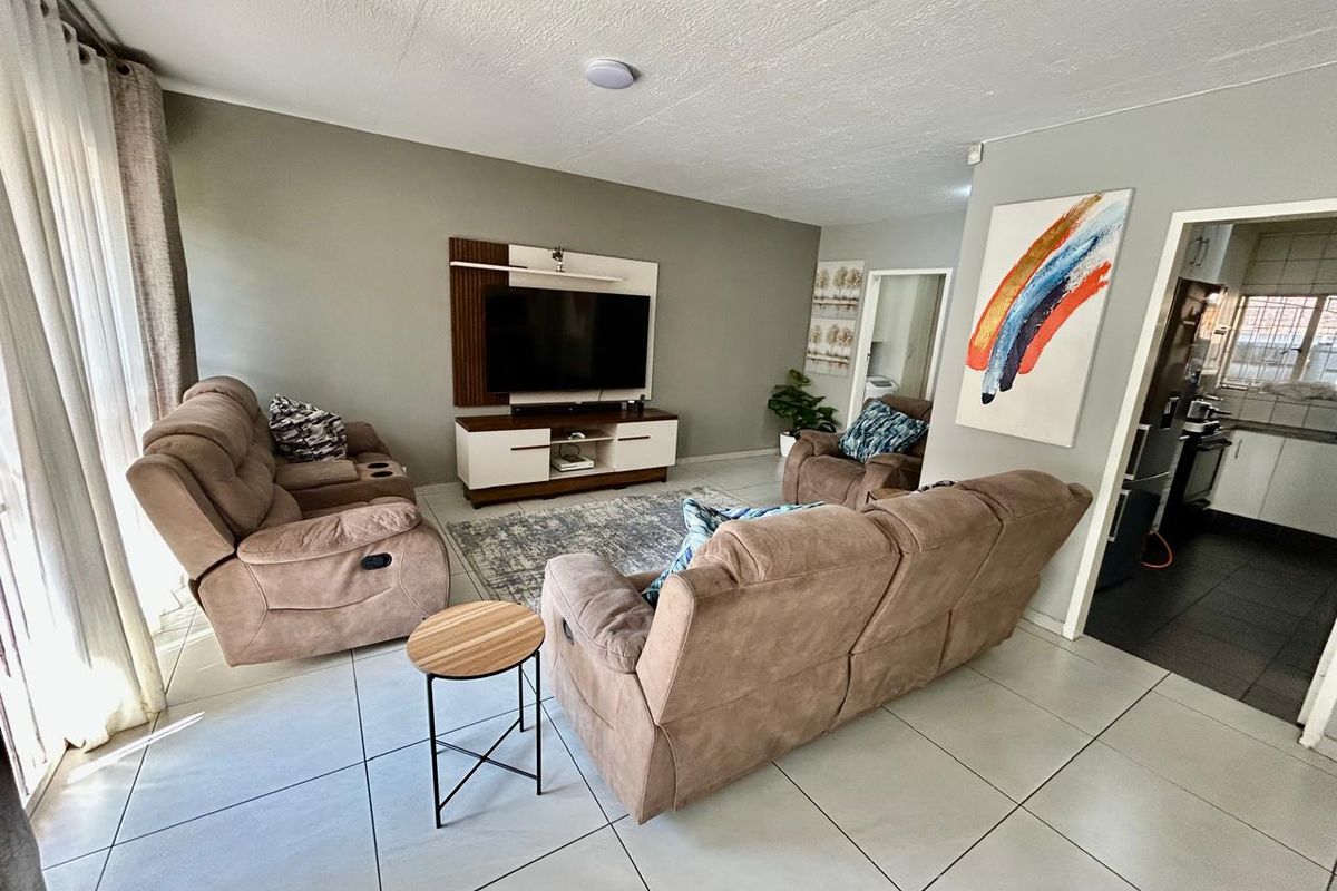 Spacious, Newly Renovated 3-Bedroom Duplex Townhouse in Halfway Gardens, Midrand - Photo 2