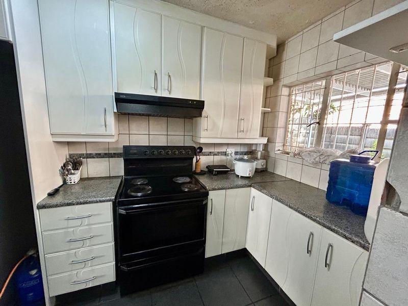 Spacious, Newly Renovated 3-Bedroom Duplex Townhouse in Halfway Gardens, Midrand - Photo 3