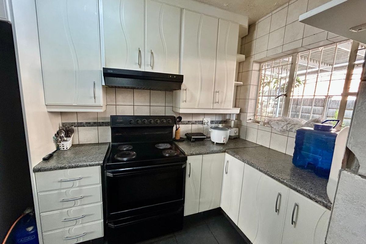 Spacious, Newly Renovated 3-Bedroom Duplex Townhouse in Halfway Gardens, Midrand - Photo 3