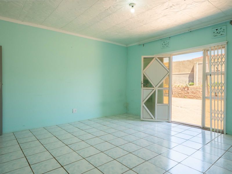 5-Bedroom House for Sale in Umgababa - Photo 4