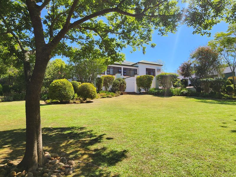 Luxury Family Home with Solar Power, Flatlet & Stunning Mountain Views - Photo 3