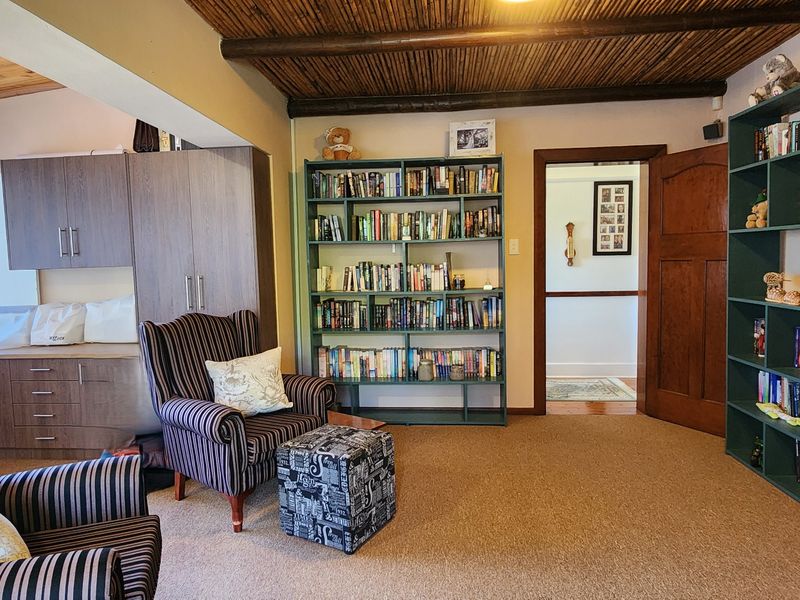 Luxury Family Home with Solar Power, Flatlet & Stunning Mountain Views - Photo 10