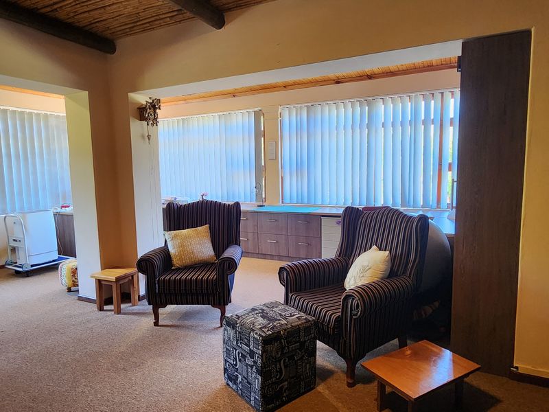 Luxury Family Home with Solar Power, Flatlet & Stunning Mountain Views - Photo 9