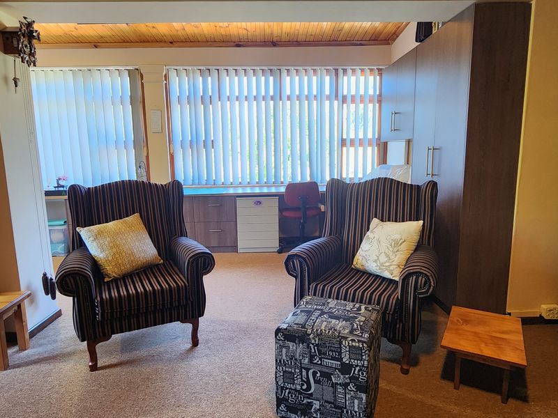 Luxury Family Home with Solar Power, Flatlet & Stunning Mountain Views - Photo 8