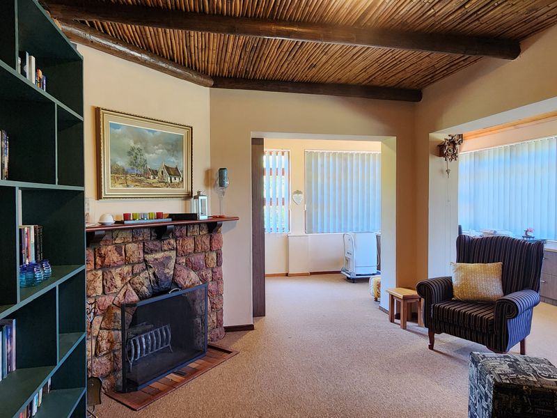 Luxury Family Home with Solar Power, Flatlet & Stunning Mountain Views - Photo 7