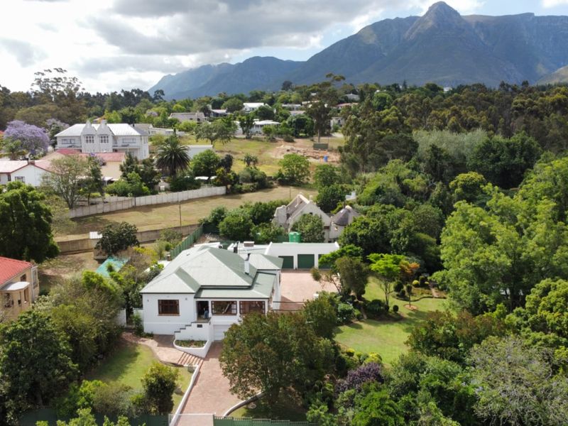 Luxury Family Home with Solar Power, Flatlet & Stunning Mountain Views - Photo 2