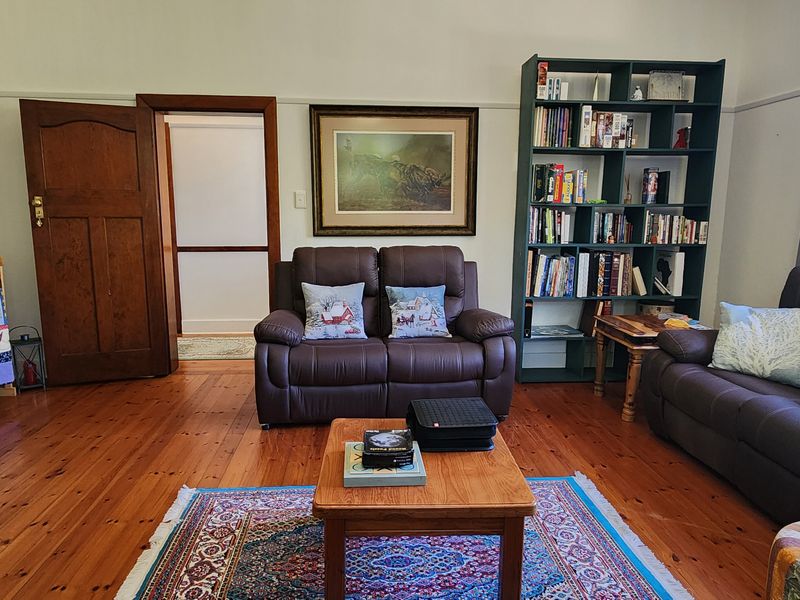 Luxury Family Home with Solar Power, Flatlet & Stunning Mountain Views - Photo 4