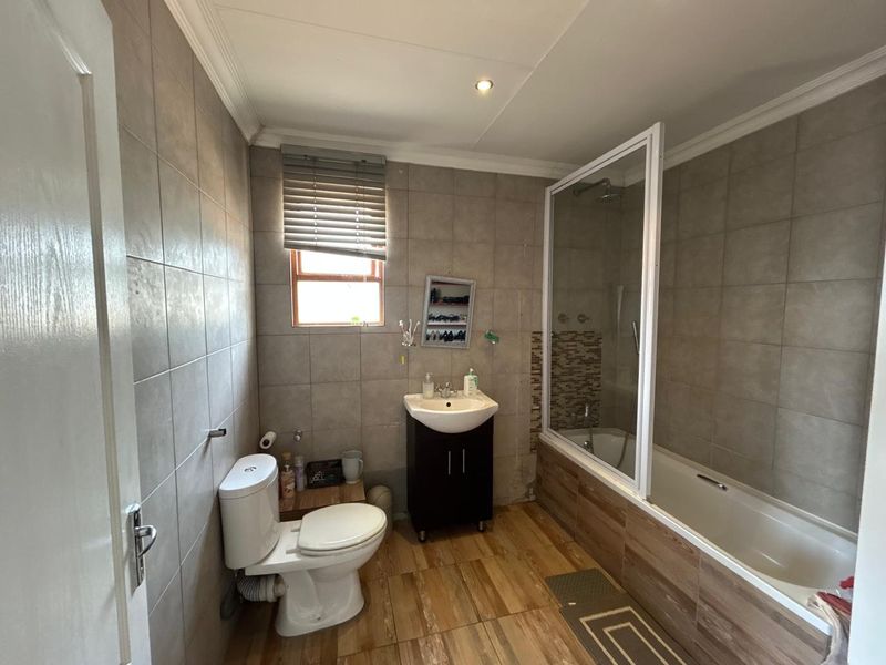 Expansive Family Home with Charming Curb Appeal in a Quiet Cul-de-Sac – R1 900 000 - Photo 7