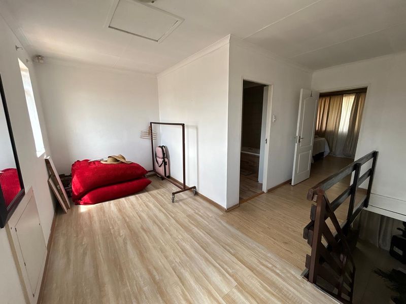 Expansive Family Home with Charming Curb Appeal in a Quiet Cul-de-Sac – R1 900 000 - Photo 4