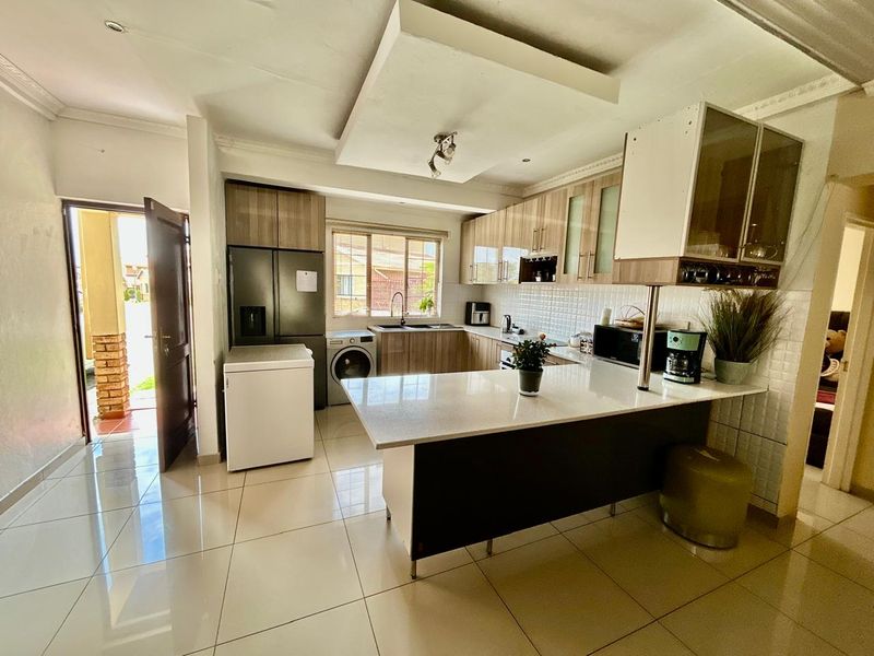 Expansive Family Home with Charming Curb Appeal in a Quiet Cul-de-Sac – R1 900 000 - Photo 2