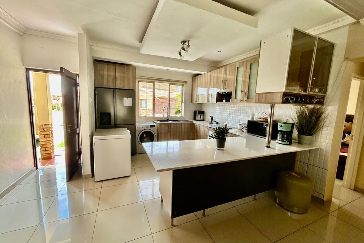 Expansive Family Home with Charming Curb Appeal in a Quiet Cul-de-Sac – R1 900 000 - Photo 2