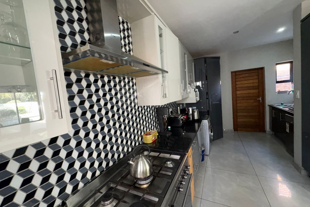 Contemporary Lock-Up-and-Go Duplex in Prime Bo-dorp Location - Photo 3