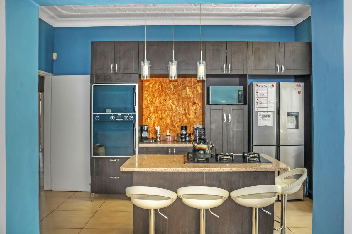 Beautiful modern 4-bedroom home offering stylish, spacious living ideal for family entertaining. - Photo 4