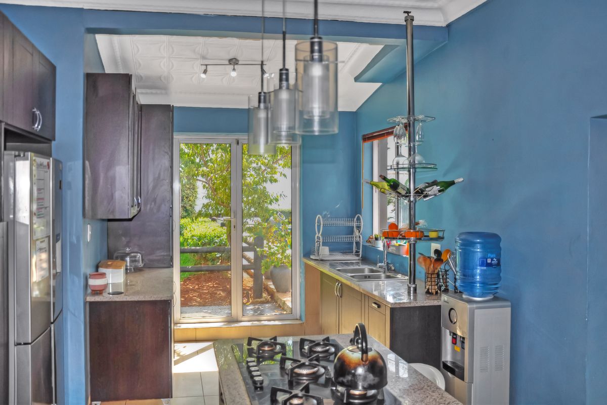 Beautiful modern 4-bedroom home offering stylish, spacious living ideal for family entertaining. - Photo 5