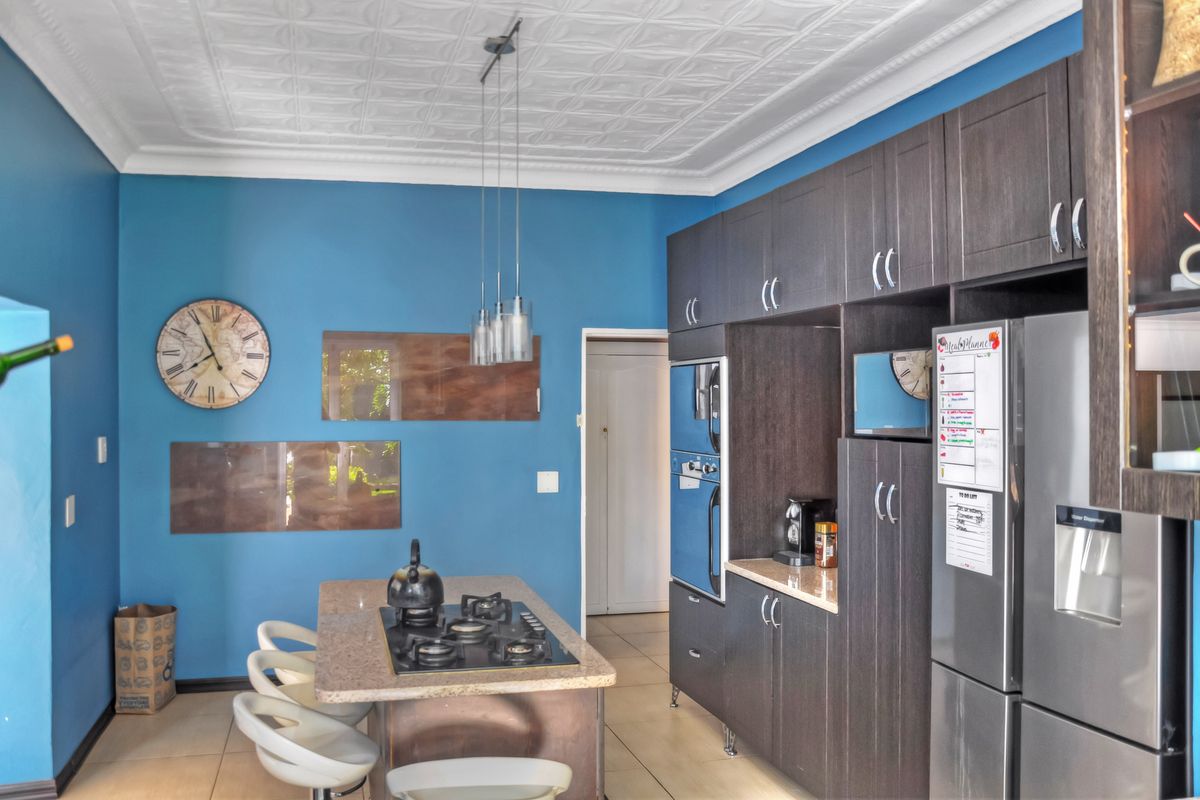 Beautiful modern 4-bedroom home offering stylish, spacious living ideal for family entertaining. - Photo 3