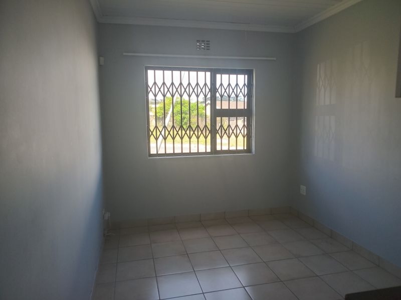 Modern 3-Bedroom Home in Secure Amalinda Estate - Photo 5