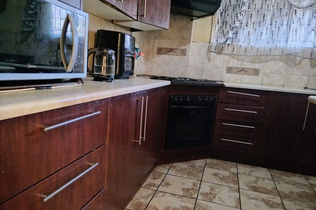 3-Bedroom Apartment in a Secure Complex – Ideal Location in Mid Town - Photo 3