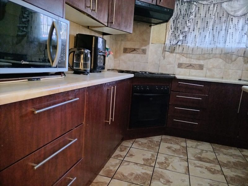 3-Bedroom Apartment in a Secure Complex – Ideal Location in Mid Town - Photo 3