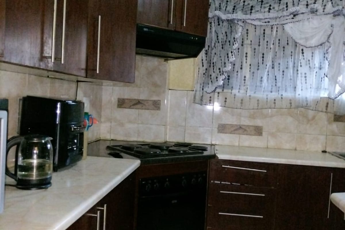 3-Bedroom Apartment in a Secure Complex – Ideal Location in Mid Town - Photo 4