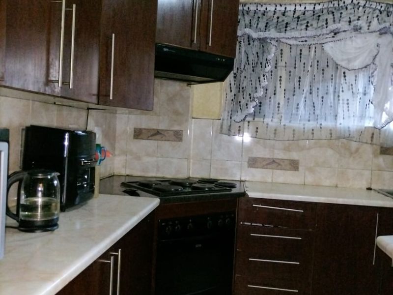 3-Bedroom Apartment in a Secure Complex – Ideal Location in Mid Town - Photo 4