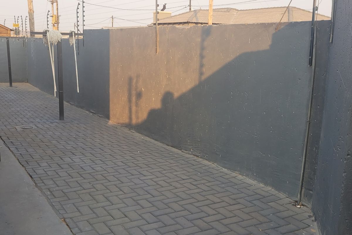 Move-in Ready Corner House! - Photo 5