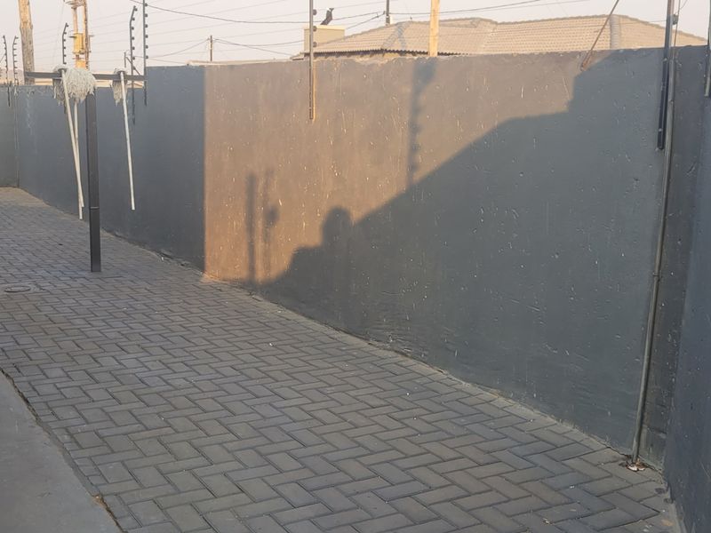 Move-in Ready Corner House! - Photo 5