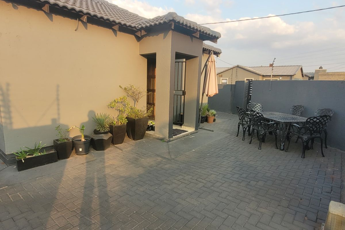 Move-in Ready Corner House! - Photo 3