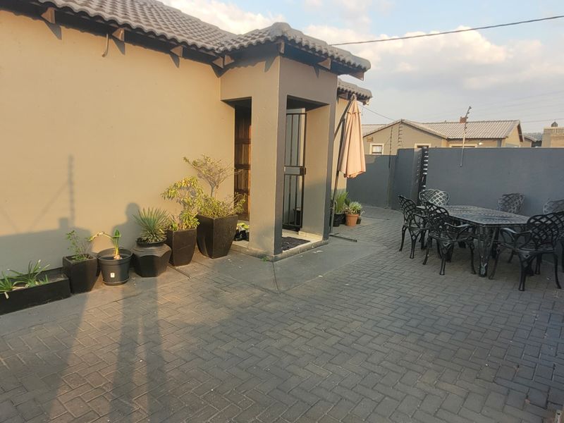 Move-in Ready Corner House! - Photo 3