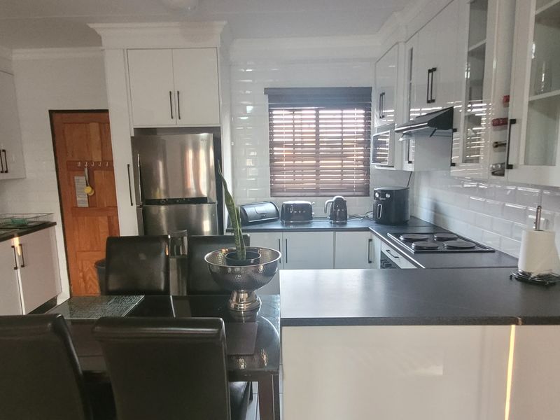 Move-in Ready Corner House! - Photo 10