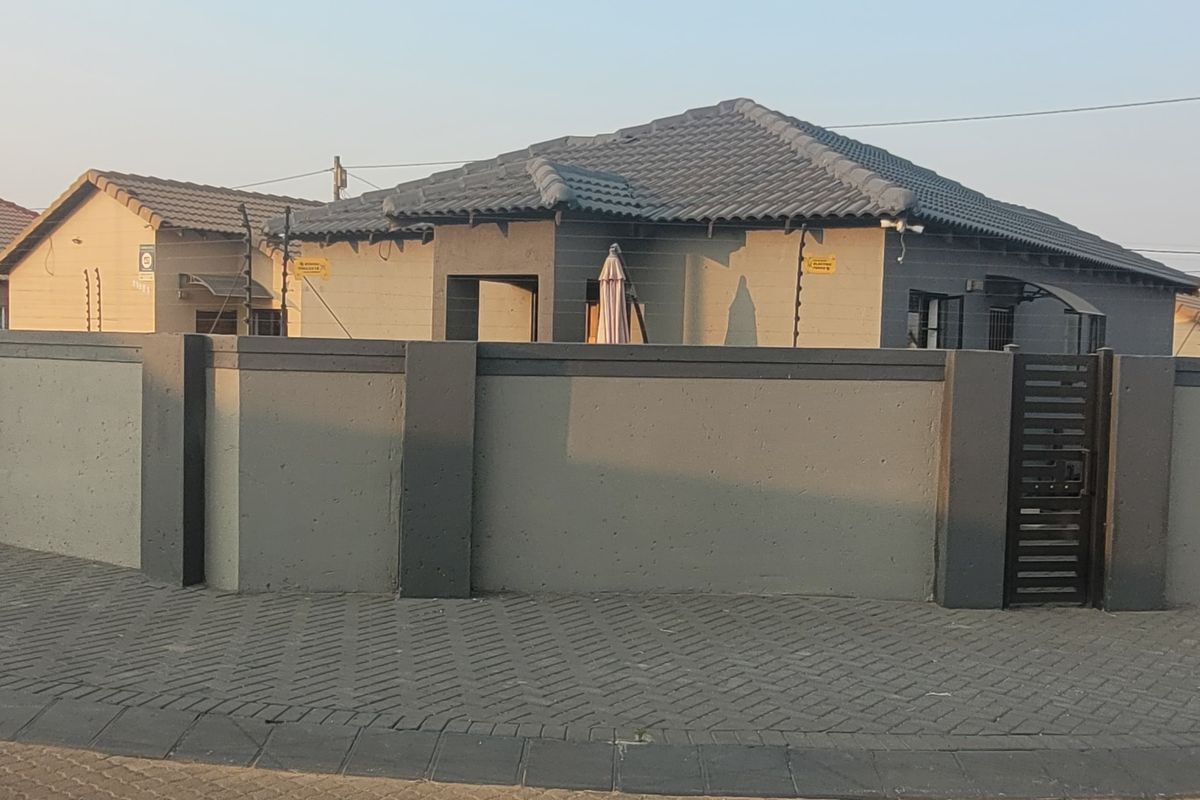 Move-in Ready Corner House! - Photo 2