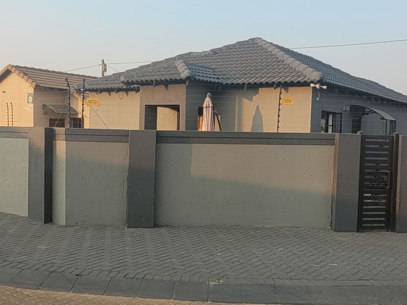 Move-in Ready Corner House! - Photo 2