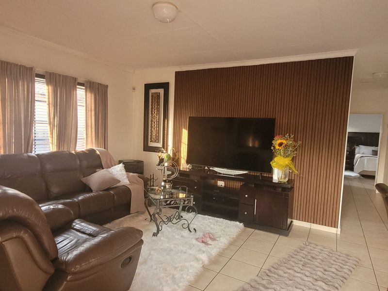 Move-in Ready Corner House! - Photo 7