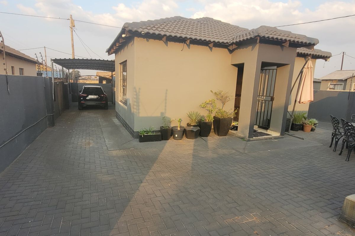 Move-in Ready Corner House! - Photo 4