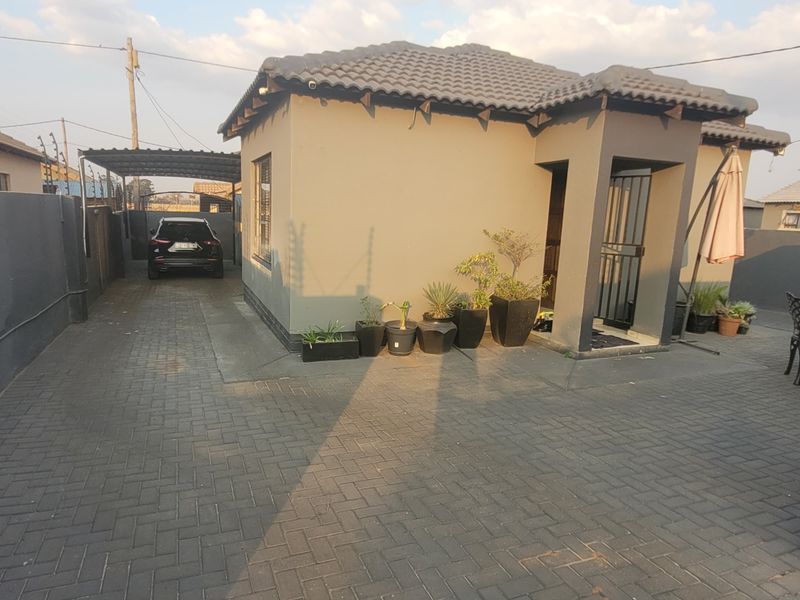 Move-in Ready Corner House! - Photo 4