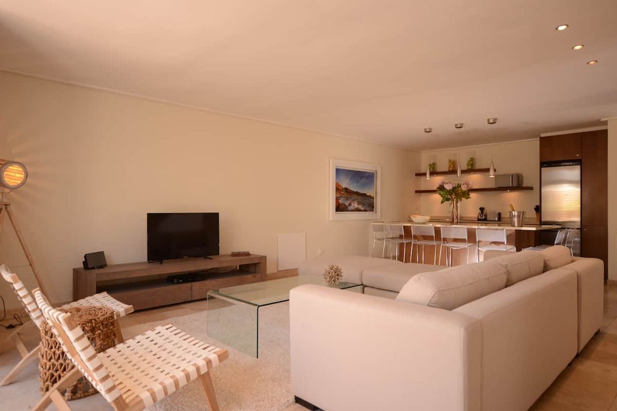 Sunny Filled Spacious Two Bedroom Townhouse - Photo 3