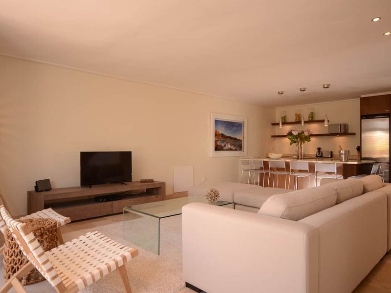 Sunny Filled Spacious Two Bedroom Townhouse - Photo 3