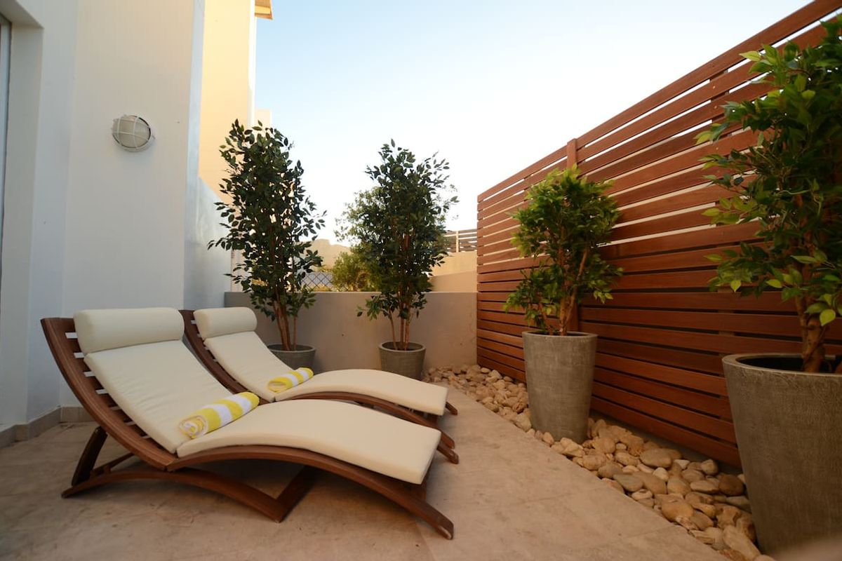 Sunny Filled Spacious Two Bedroom Townhouse - Photo 2