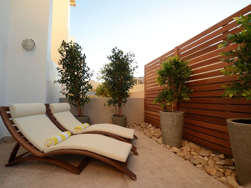 Sunny Filled Spacious Two Bedroom Townhouse - Photo 2