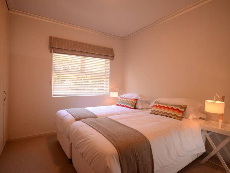 Sunny Filled Spacious Two Bedroom Townhouse - Photo 9