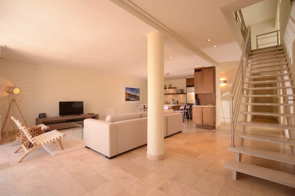 Sunny Filled Spacious Two Bedroom Townhouse - Photo 4