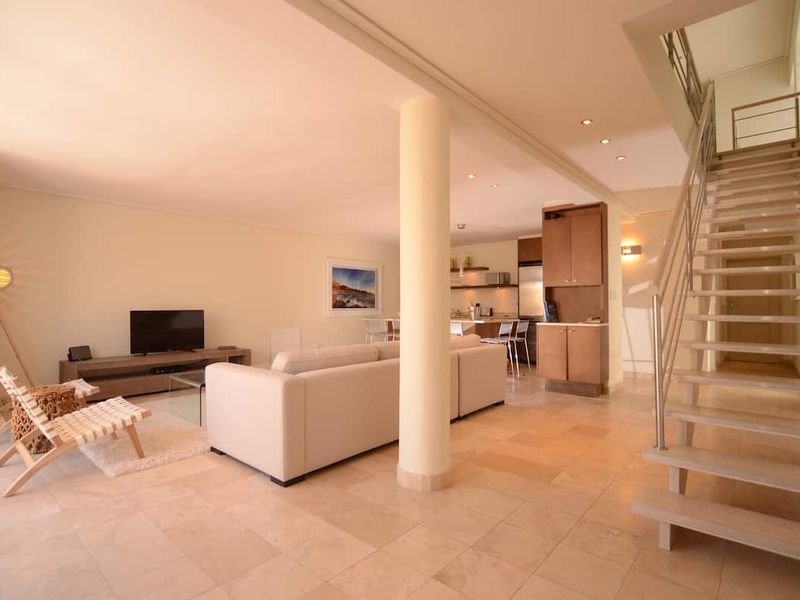 Sunny Filled Spacious Two Bedroom Townhouse - Photo 4