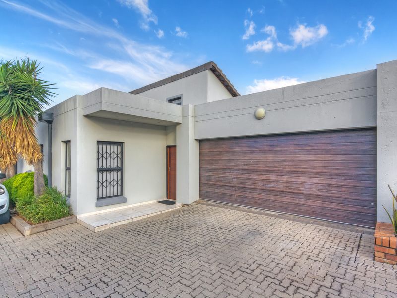 MODERN LIVING MADE EFFORTLESS-STYLISH 3 BEDROOM SINGLE-STOREY GEM - Photo 1