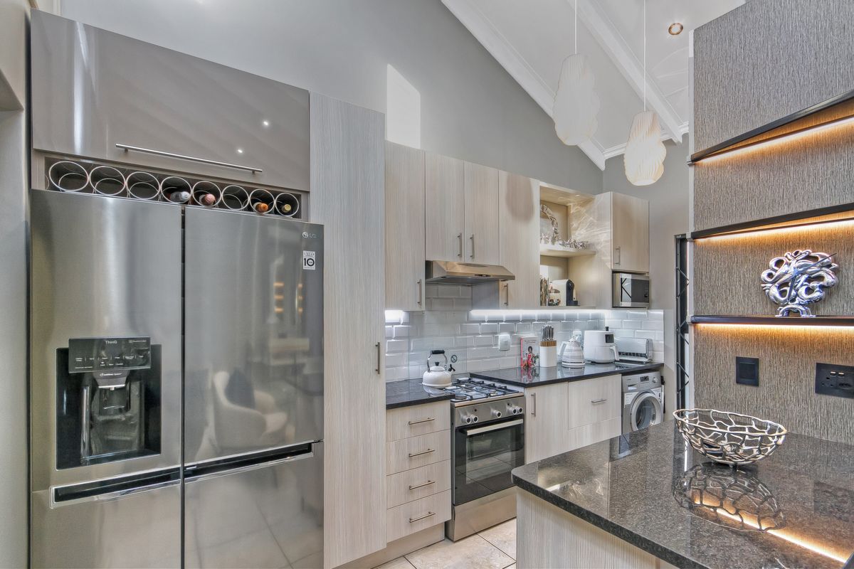 MODERN LIVING MADE EFFORTLESS-STYLISH 3 BEDROOM SINGLE-STOREY GEM - Photo 2