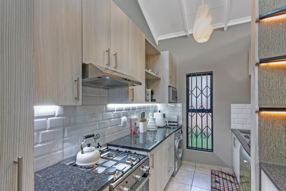 MODERN LIVING MADE EFFORTLESS-STYLISH 3 BEDROOM SINGLE-STOREY GEM - Photo 3
