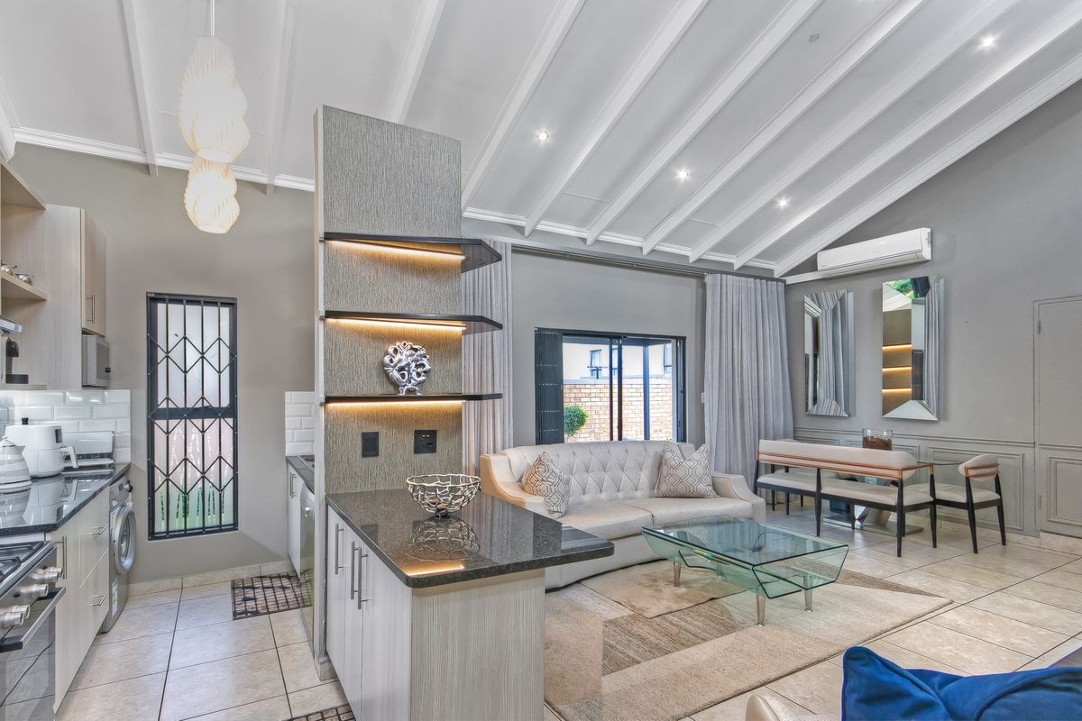 MODERN LIVING MADE EFFORTLESS-STYLISH 3 BEDROOM SINGLE-STOREY GEM - Photo 5