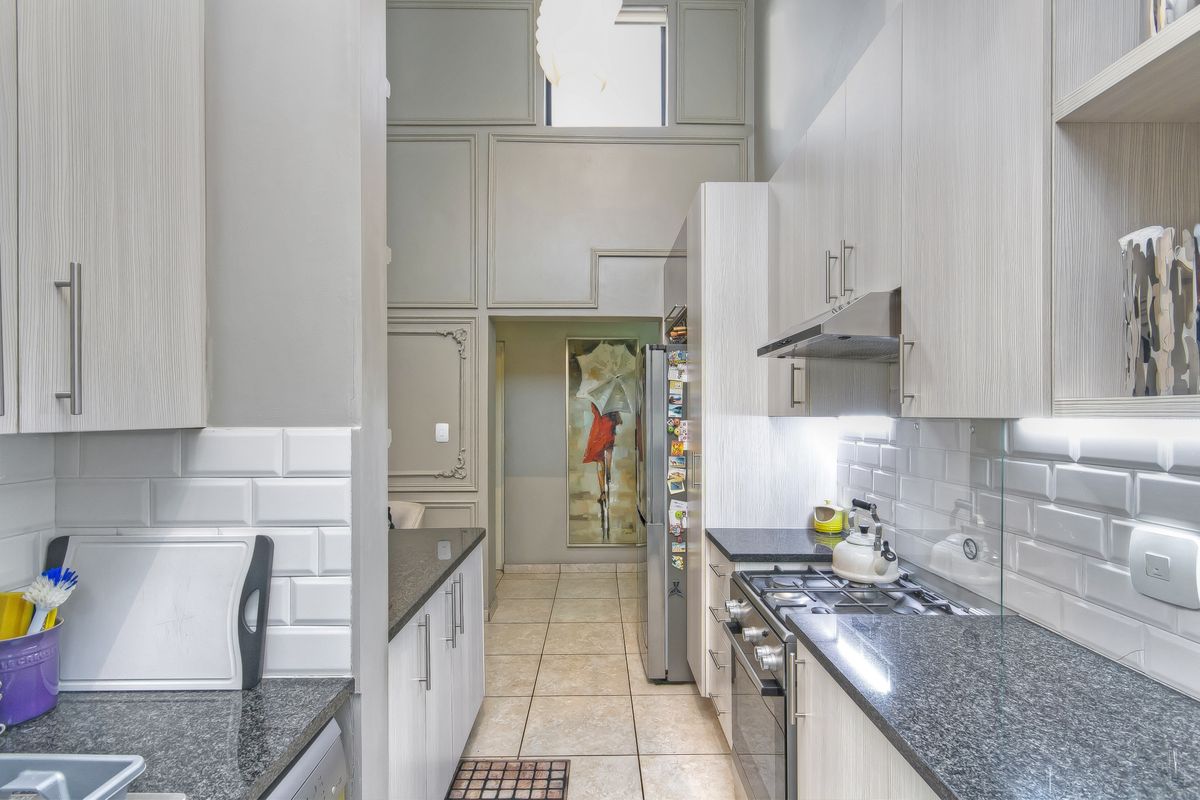 MODERN LIVING MADE EFFORTLESS-STYLISH 3 BEDROOM SINGLE-STOREY GEM - Photo 4